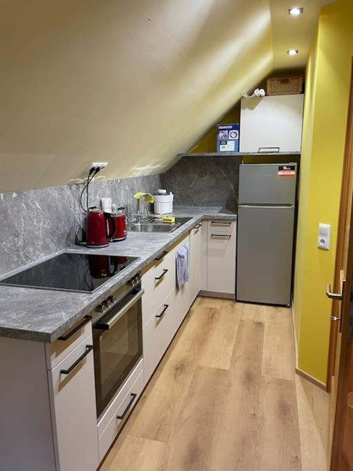 Neu Renoviertes 2Zi Appartment Im Dg フェルトキルヒ エクステリア 写真